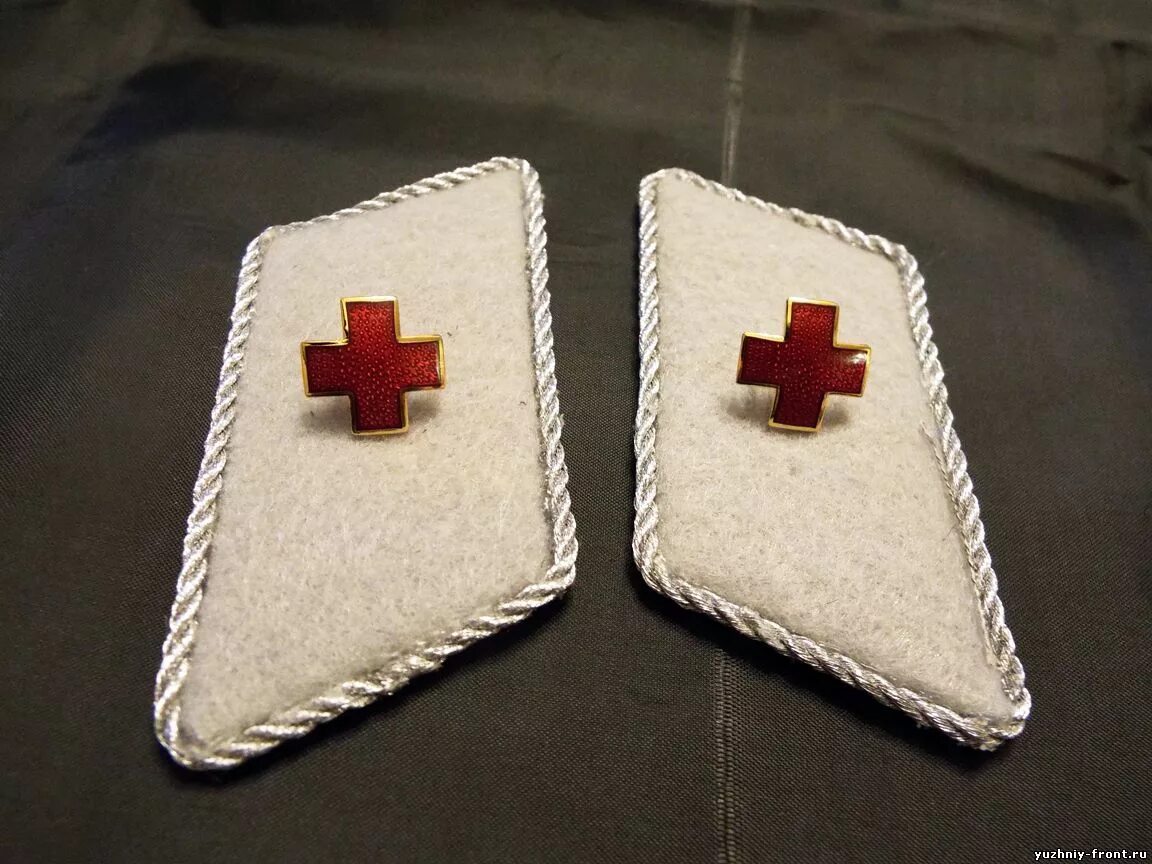 Форма красного креста. Петлицы красный крест Вермахт. Красный крест 3 Рейх. Кокарда РИА медика красный крест. Красный крест вермахта униформа.