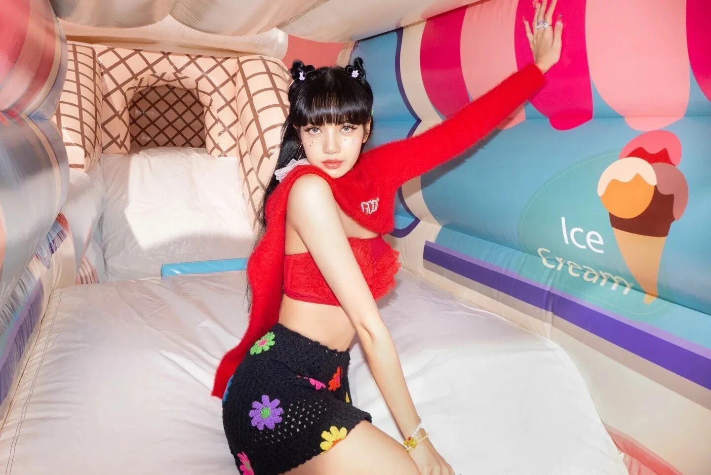 Лиса из блэкпинк 2025 год. Лиса ice cream blackpink 2025. black pink lisa. black pink lisa ice cream. лиса блэк пинк 2025.