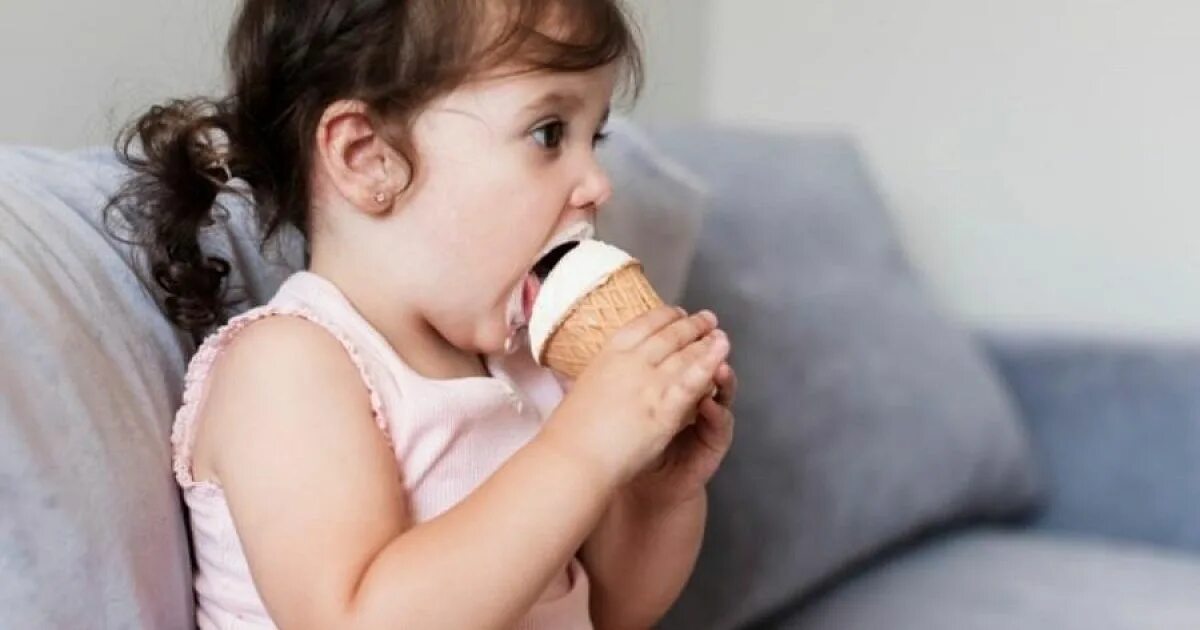Мороженое при простуде. Ребенок с мороженым. Девочка ест мороженое. Дети едят мороженое. Человек ест мороженое.