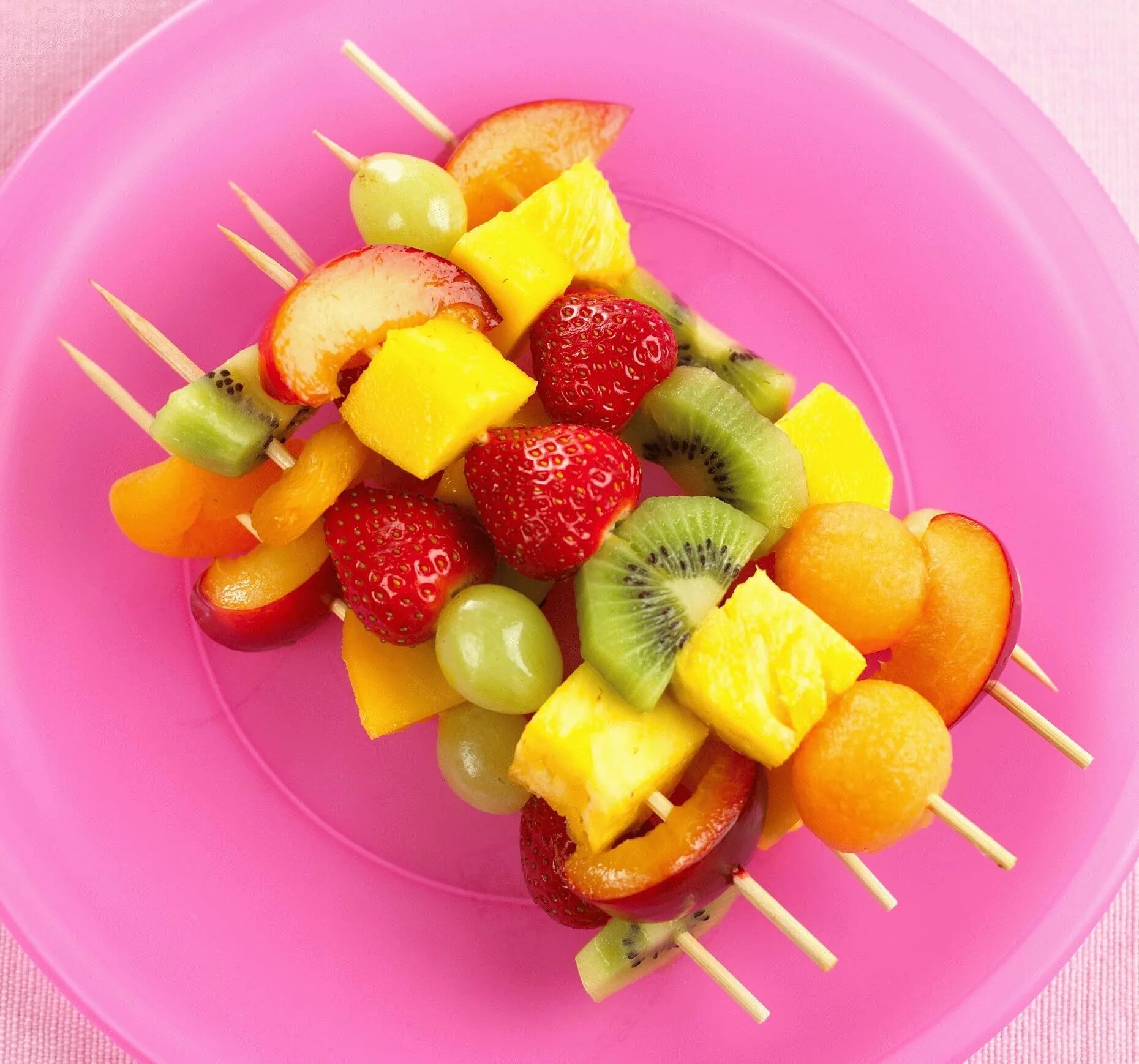 фрукты на шпажках для детей на день рождения. канапе арбуз дыня виноград. фрукты на канапе на праздничный стол. фрукты на канапе на праздничный стол. фруктовые канапе киви виноград банан.