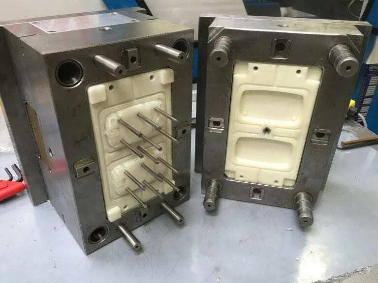 Plastic injection molding. Injection mold. Пресс-форма для литья пластмасс. Desktop mini injection molding machine. Оснастка штампа пресс формы.