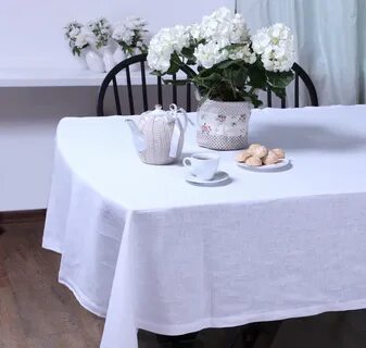 Застеленным белой скатертью