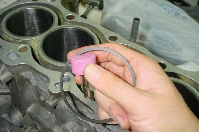 Маслосъемные колпачки и кольца. Масляные кольца в двигателе. Замена поршневых колец и маслосъемных колпачков. Комбинированное маслосъемное кольцо.