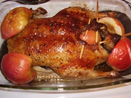 Вкусный гусь в духовке с яблоками