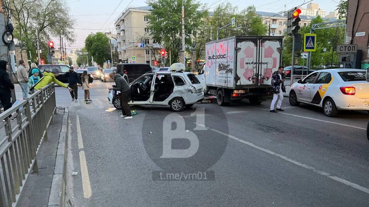 Первый канал воронеж. Воронеж ДТП на Кольцовской. Авария на Кольцовской Воронеж. Авария в Воронеже вчера на Кольцовской.