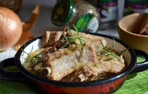 Вкусно потушить свинину с луком