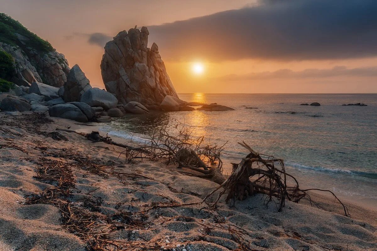 Самый дальний берег. Скалистое побережье японского моря. Дикие пляжи Приморского края. Дикий пляж. Море дикий пляж.