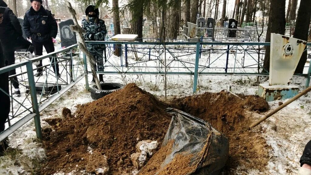 Медведь на кладбище в нижнем тагиле. Закопать могилу фотографии. Вырытая могила на кладбище фото. Вырытая могила. Закопать могилу фотографии.