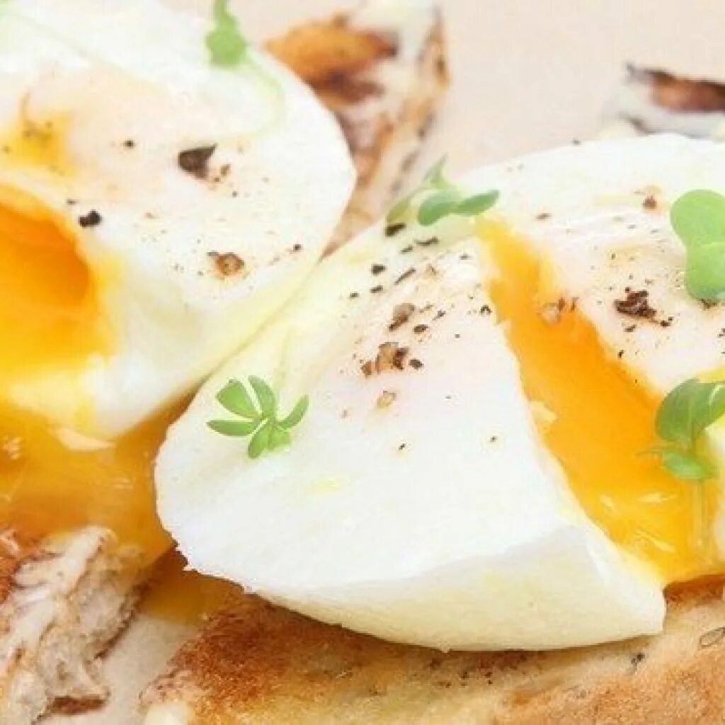 Как есть яйцо пашот. Poached – яйцо-пашот (в мешочек). яйцо пашот приготовление. яйца пашот всмятку. яйцо пашот красиво.