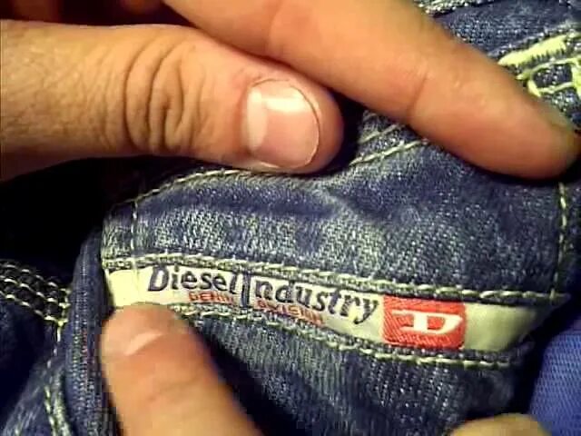 Дизель как отличить подделку от оригинала. Бирка diesel оригинал. джинсы дизель этикетка. джинсы дизель с пятнами.