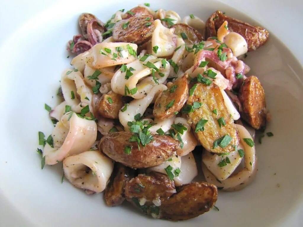 Постные блюда из кальмаров рецепты. Кальмар с картофелем. Постный салат с кальмарами самый вкусный. Салат картофельный с кальмарами. Постный салат с кальмарами.