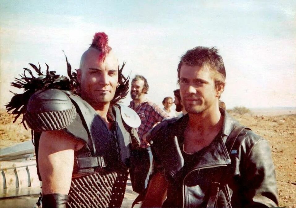 Макс 1 макс 2 макс 3. Безумный макс мэл гибсон 1981. мэл гибсон безумный макс 2. вернон уэллс безумный макс. вернон уэллс безумный макс 2.