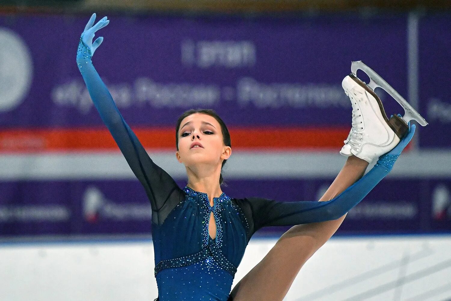 чемпионка мира по фигурному катанию 2021. камила валиева фигурное катание 2022. анна щербакова 2020. саша фигуристка 2022. щербакова анна фигурное катание короткая.