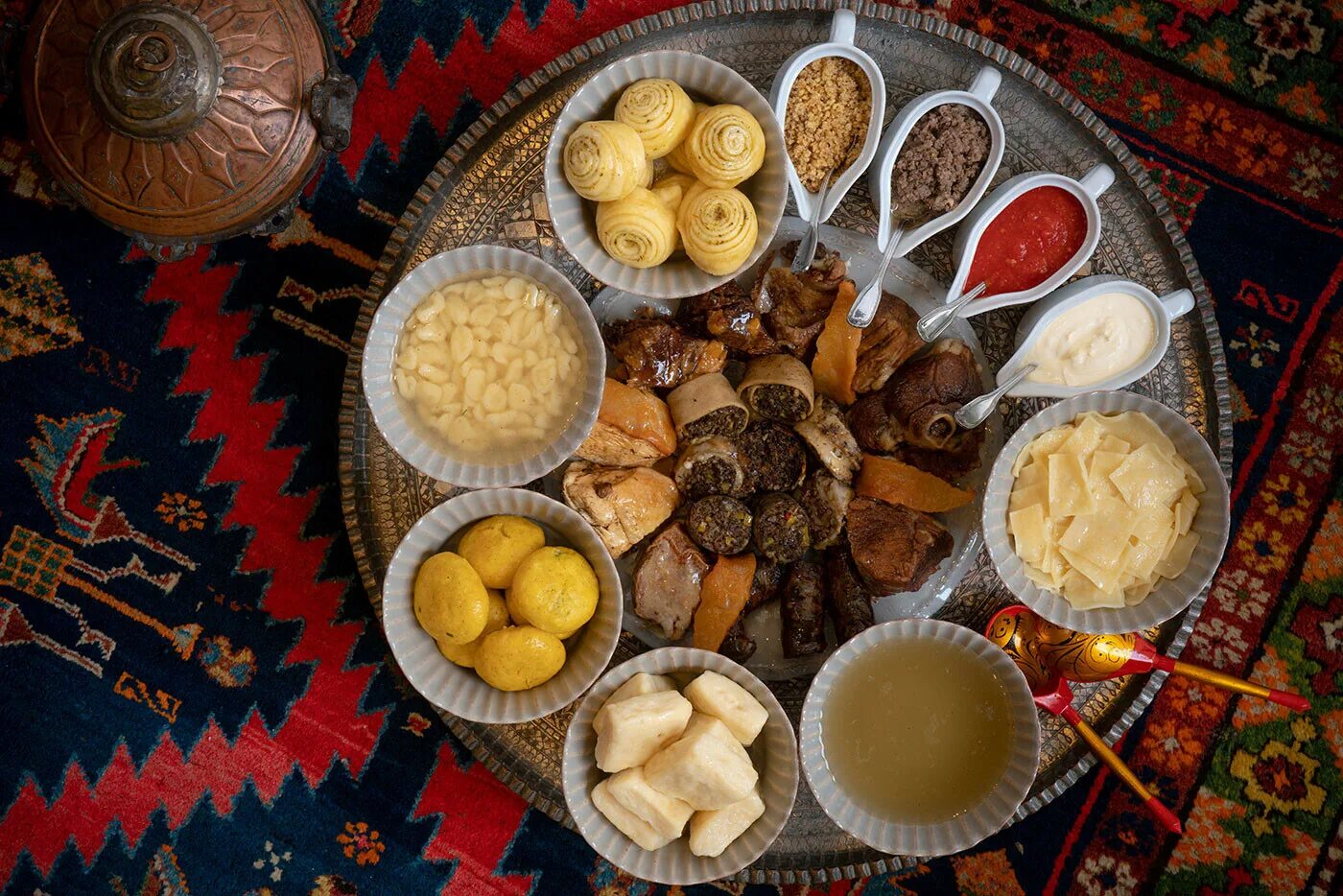 Поесть хинкал. Национальная кухня Дагестана хинкал. Дагестанская кухня аварский хинкал. Национальная еда хинкал Дагестанская. Национальные блюда Дагестанской кухни хинкал.
