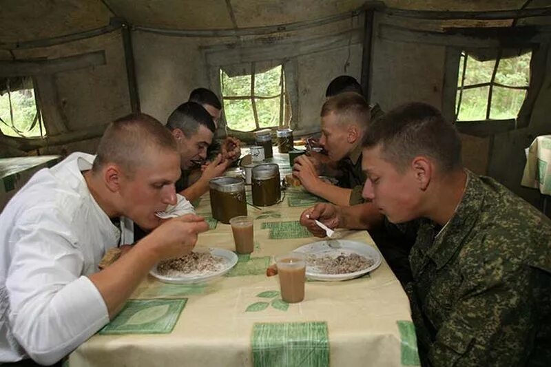 Допрос военно полевым телефоном. Военный полевой лагерь армии полигон. Полевой лагерь военнослужащих вс РФ. Солдаты в полевых условиях. Военные в полевых условиях.