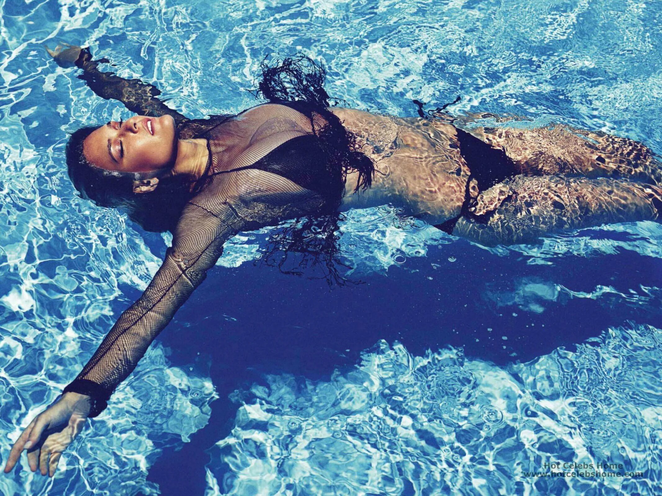 Фотосессия в бассейне. Фотосет в бассейне. Девушка в бассейне. Модель в бассейне.