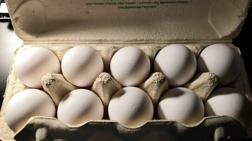 Десять яиц в день. Десяток яиц. Куриные яйца в лотке. Лоток для яиц. Десять яиц.