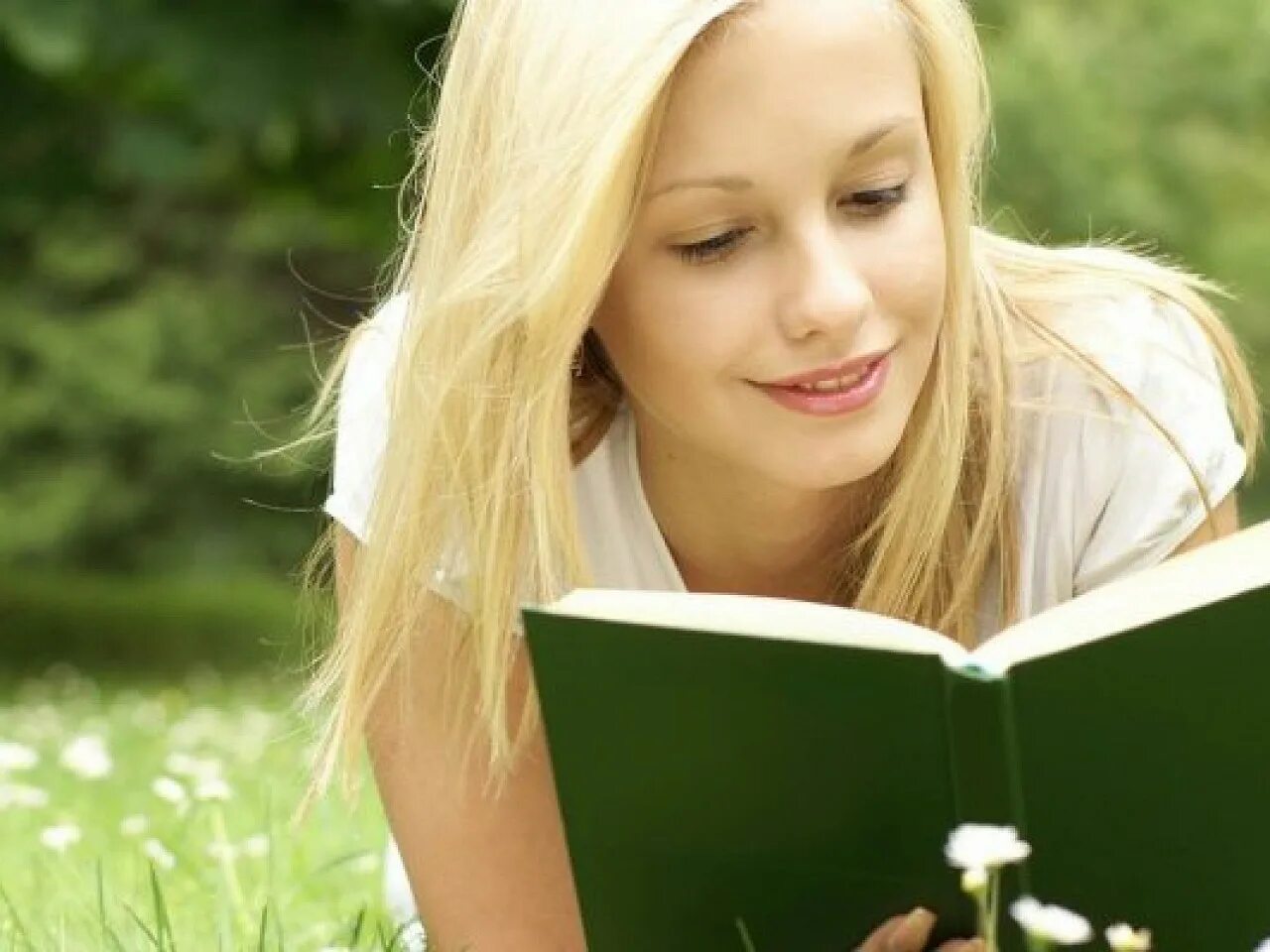 Читатели в библиотеке. Знакомство с новой книгой. Знакомьтесь новые книги. Дети в библиотеке. Знакомство с новой книгой.