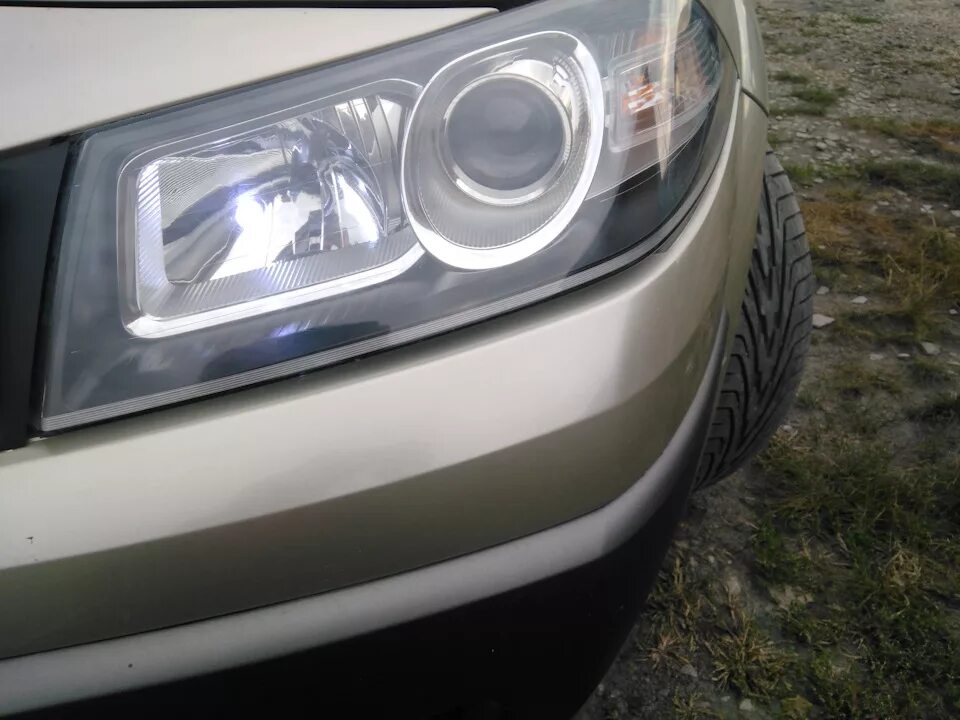 Megane 2 фары. Фары рено меган 2. черные фары рено меган 2. покраска фар рено меган 2.