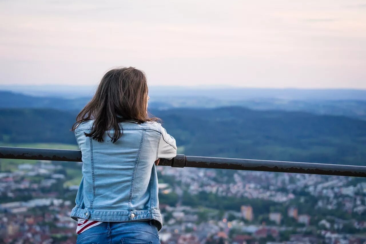 девушка в платье сидит спиной. силуэт девушки со спины. девушка со стороны. красивые аватарки для девушек. девушка со спины.