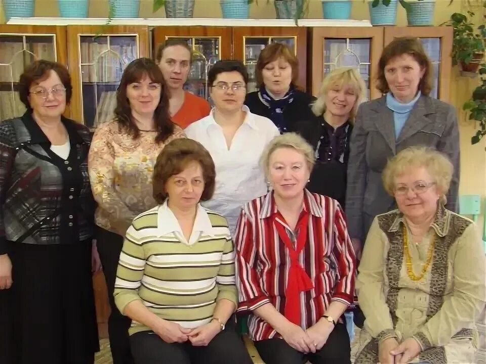 37 школа смоленск. Учительский коллектив. Школа 37 смоленск фото. Школа 37 самара учителя. Старомышастовская школа 37 учителя.