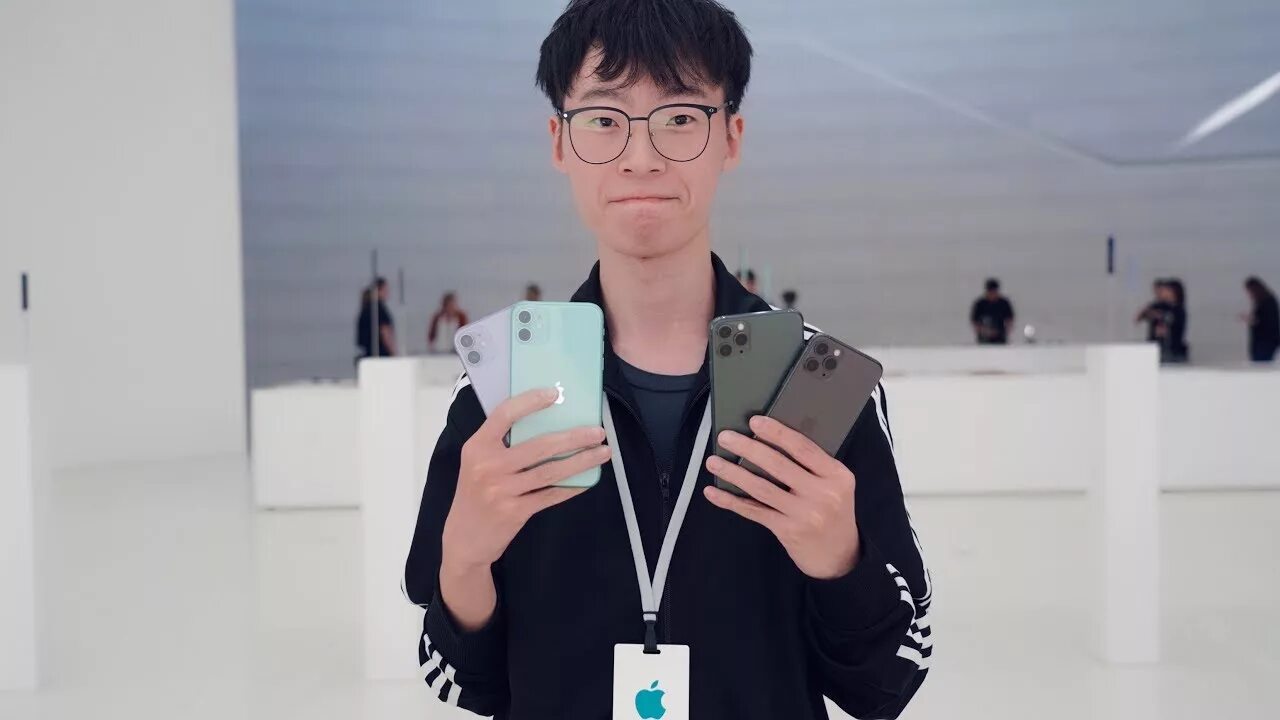 Человек с айфоном. Айфон 13 в руке. Человек с айфоном 12. Человек с айфоном 12. Картинки.