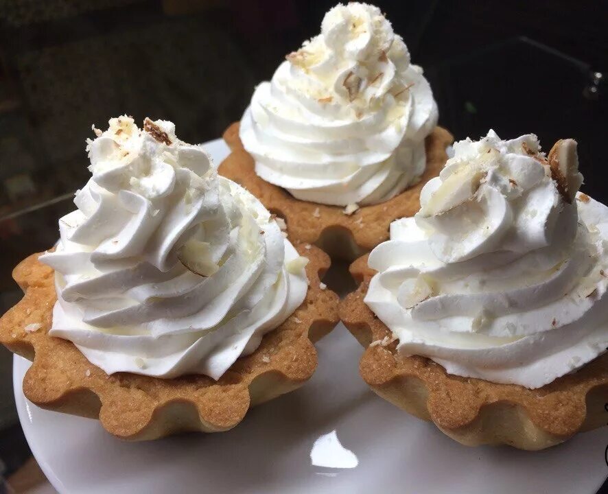 Корзиночки с белковым кремом. Пирожное корзинка с белковым кремом. Корзиночка со сливочным кремом. Корзинка с фруктами пирожное. Корзиночки со сливочным кремом.