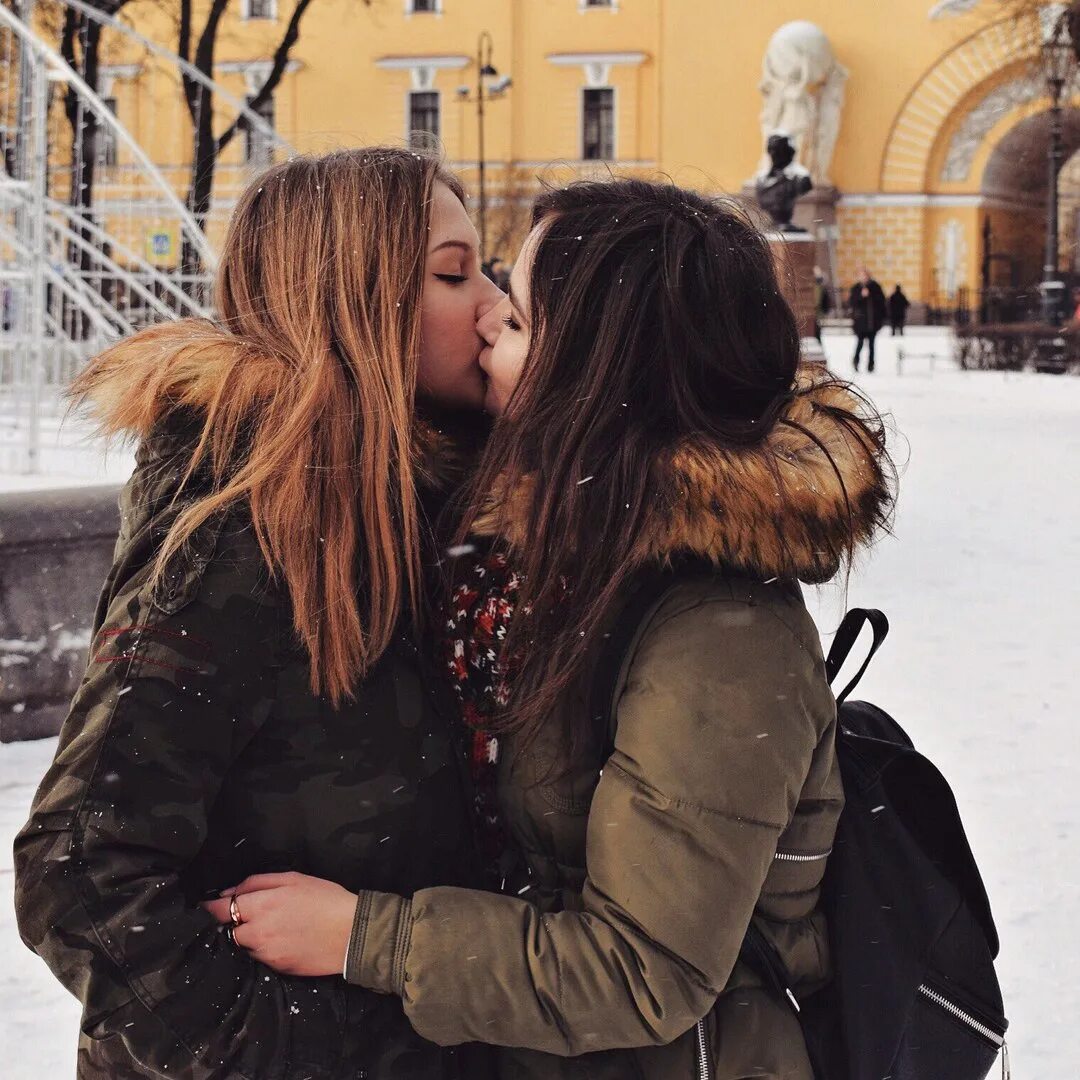 Милые целующиеся девушки. Две девушки зимой. лучшие подруги обнимаются. девушки целуются. подружки лгбт.