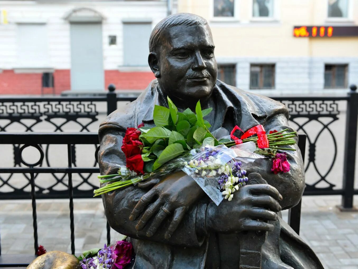 Тверь памяти круга. Памятник Михаилу кругу Тверь. Мапятник Тверь памятник Михаилу кругу. Памятник м кругу в Твери.