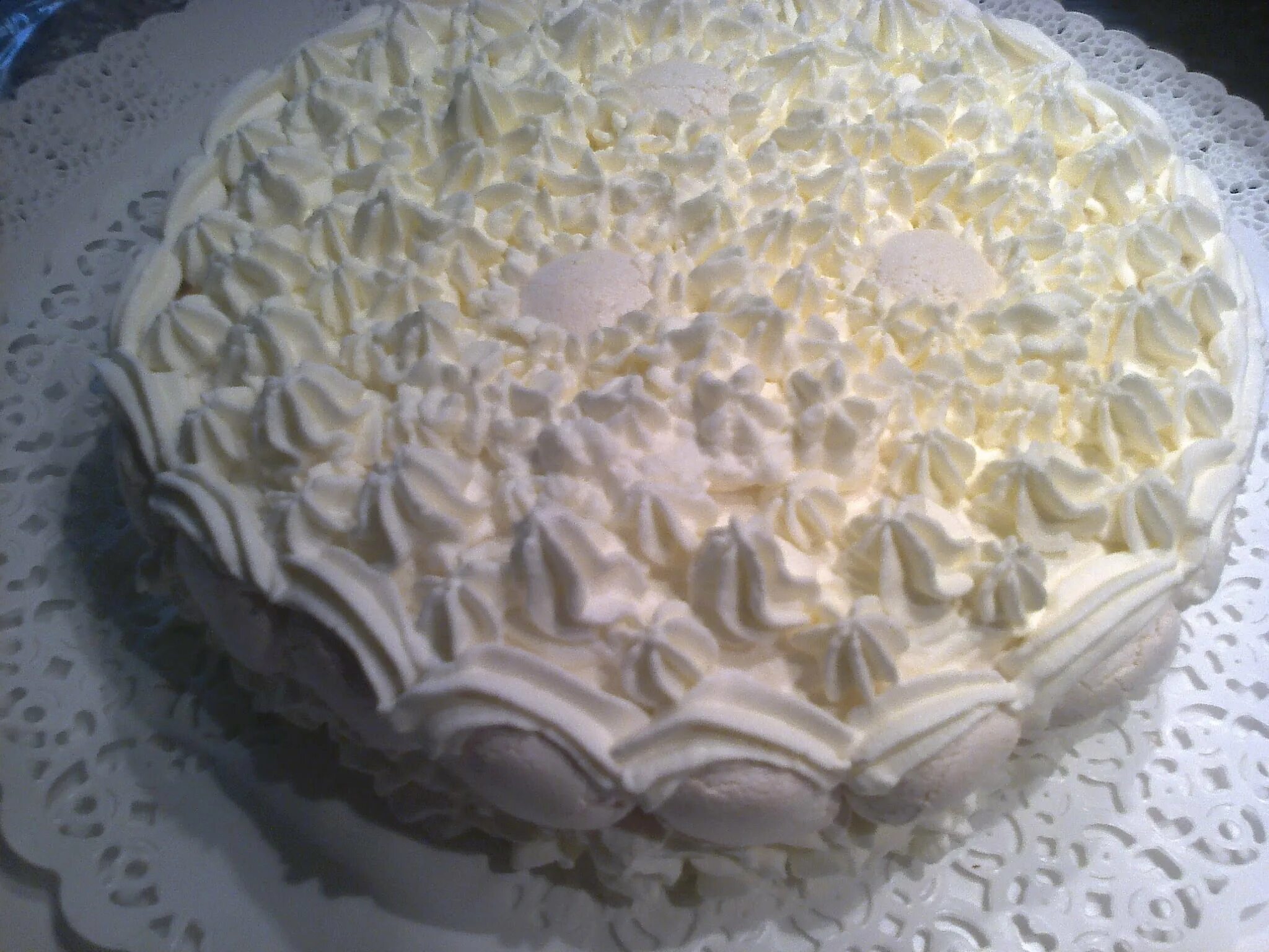 Кето торт суфле. Торт с белковым кремом. Украшение белого торта. Красивые свадебные торты. Торты на ангельском бисквите.