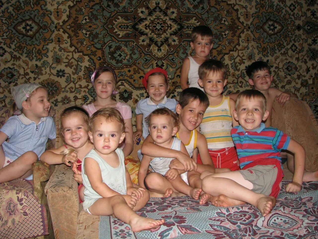 Многодетные встать на. Многодетная семья 10 детей. десять детей в семье. многодетные семьи в беларуси. многодетные неимущие семьи.