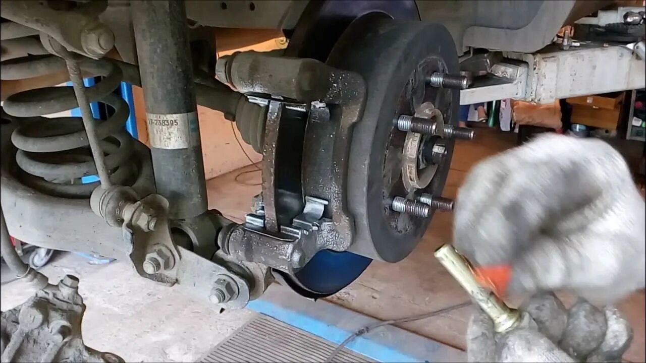 Front brake caliper - removal and installation (Kia Ceed 1 2006-2012: Chassis: B