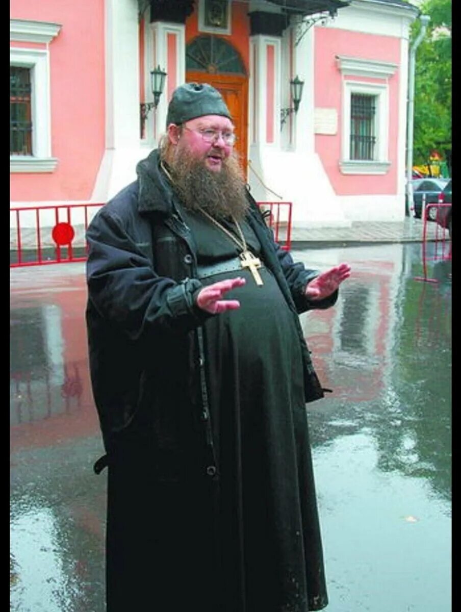 Поп в рясе. Довгий павел. православный священник. жирный священник. поп церковь.