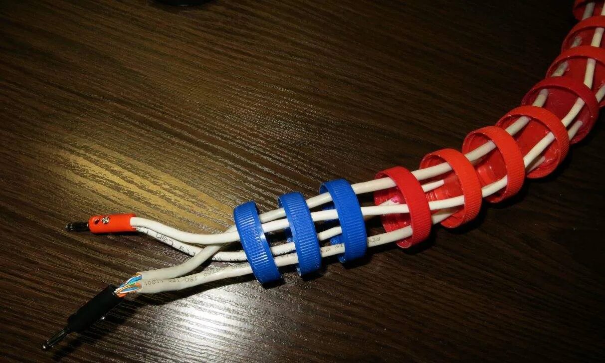 Мягкая пружина из нескольких крупных витков. Мягкий провод свитый в спираль подвешен. Пружина постоянного напряжения. Мягкий провод свитый в спираль подвешен за один. Примерный коэффициент жесткости пружины.