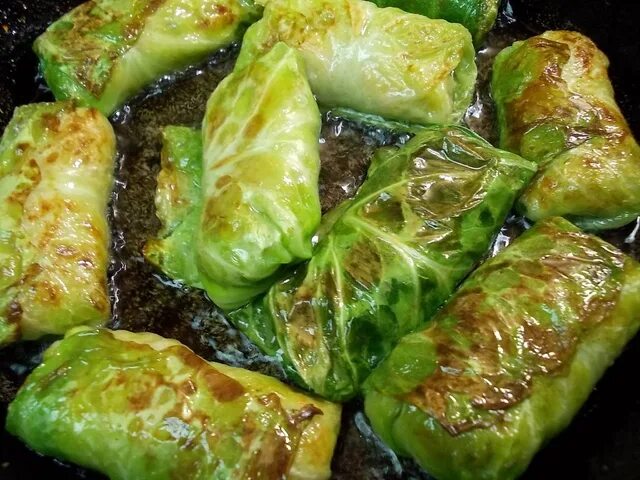 Голубцы конвертиком. Голубцы треугольником. Голубцы треугольником. Треугольные голубцы. Голубцы на праздничный стол.