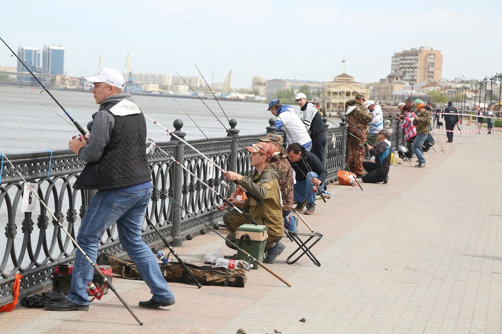 Ловить рыбу в городе. Рыбаки на набережной Астрахани. Причал рыбака Астрахань. Рыбалка Астрахань набережная. Рыбаки на мосту.