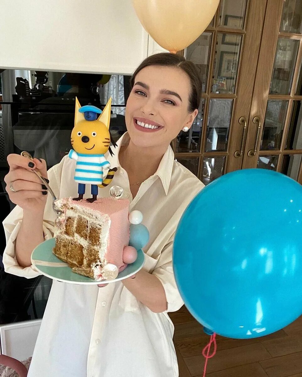 Торт дворец рената агзамова. Кондитер ренат агзамов с женой. Кондитер ренат агзамов торты. Ренат агзамов жена. Семья агзамова рената кондитера.