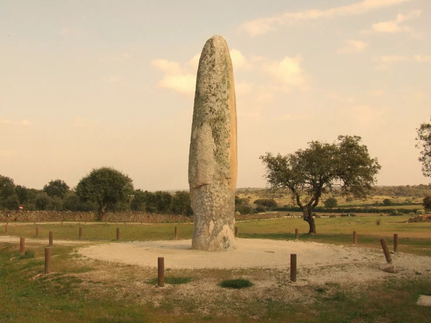 кобанские менгиры. менгиры первобытное искусство. мегалиты менгиры. менгиры неолит. менгиры острова ява.