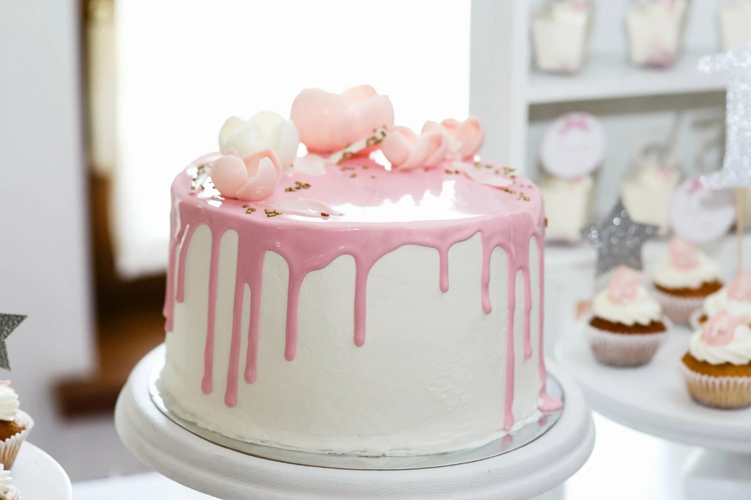Розовый торт. Торт с розовыми подтеками. Торт нежный. Красивый нежный торт. Фото розовых тортов