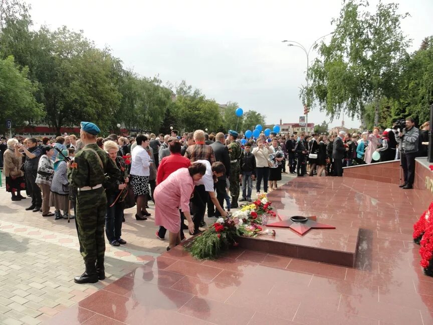 Гости лабинск. Вечный огонь Усть-Лабинск. Бессмертный полк Усть-Лабинск. Бессмертный полк Усть-Лабинск 2022. Победа Усть-Лабинск.