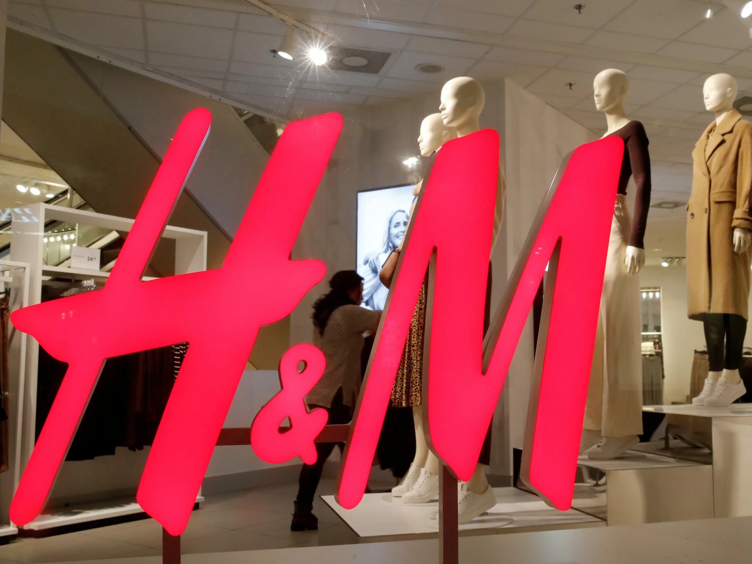 H m ch. Шведский ритейлер h&m. H M магазин. Бренд м н. Бренд h m одежда.