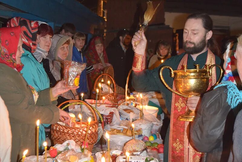 Пасху радостно встречаем и поем христос воскрес. Пасху радостно встречаем. Фото у церкви Пасху радостно встречаем. Пасху радостно встречаем фото мероприятия. Музыка Пасху радостно встречаем фото.