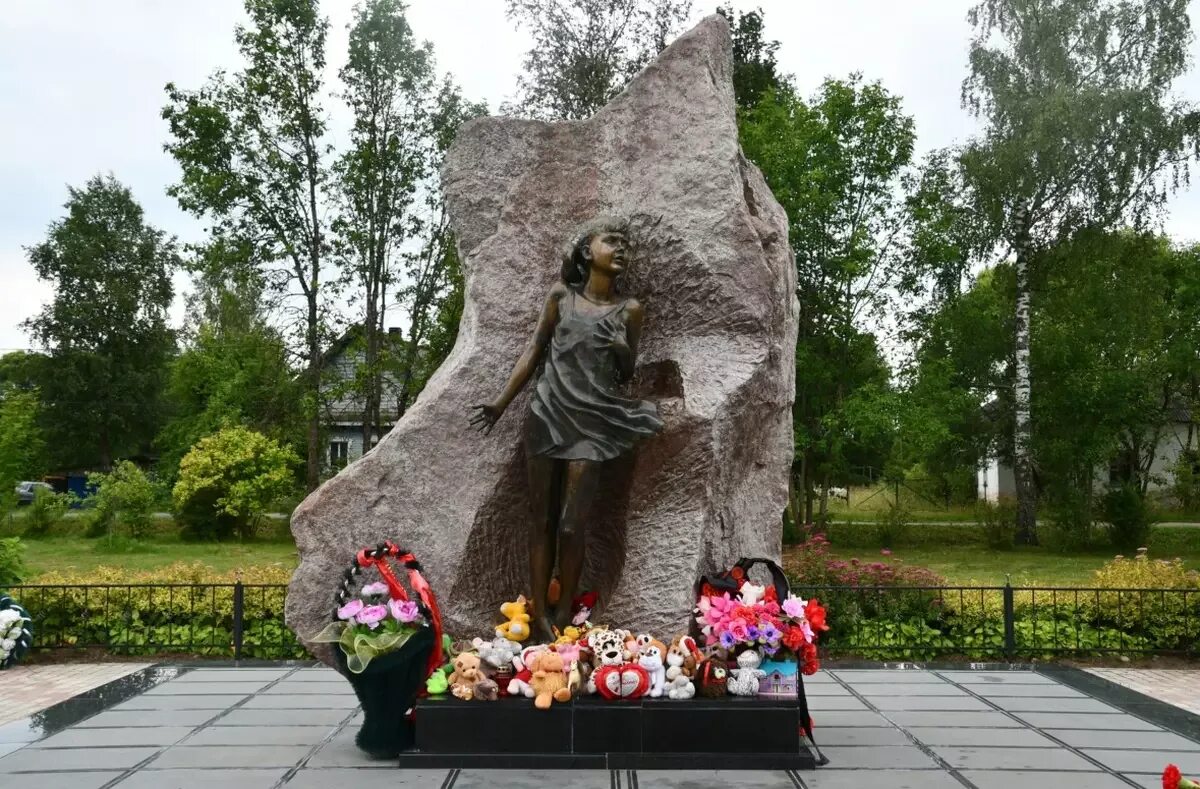 Мемориал в лычково. Лычково новгородская область. Лычково. Село лычково новгородской. Мемориал в лычково.