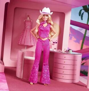 Кукла Barbie The Movie Марго Робби в роли Барби в розовом наряде и ковбойской шл