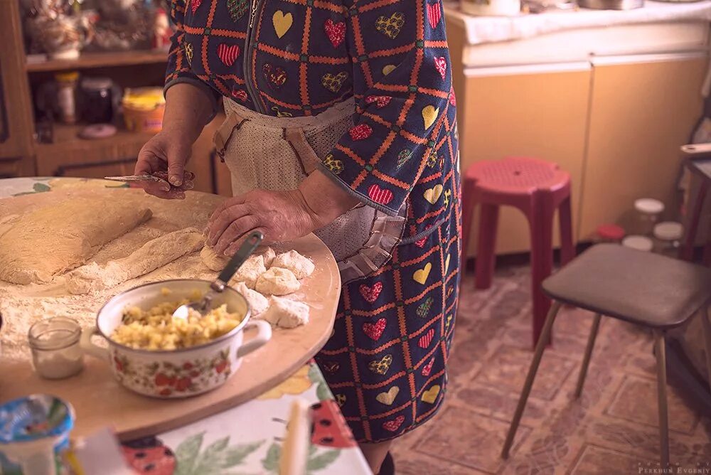 Печена бабка. Бабушка и пироги. Бабушка готовит. Бабушка стряпает. Бабушка стряпает пирожки.