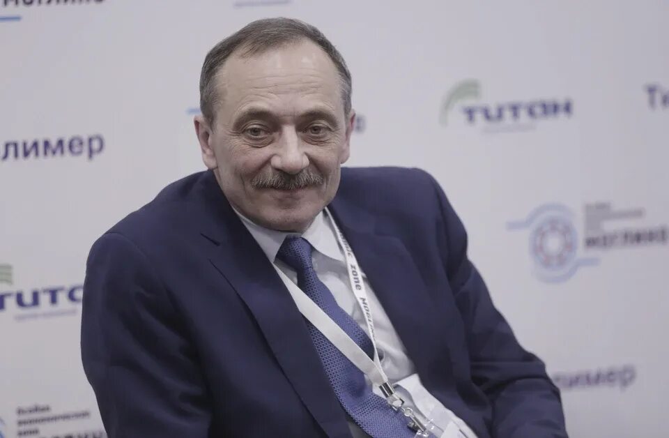 Петрушко титан. Полимер генеральный директор. Полимер генеральный директор. Генеральный директор завода титан полимер псков. Усть кут изп завод полимеров.