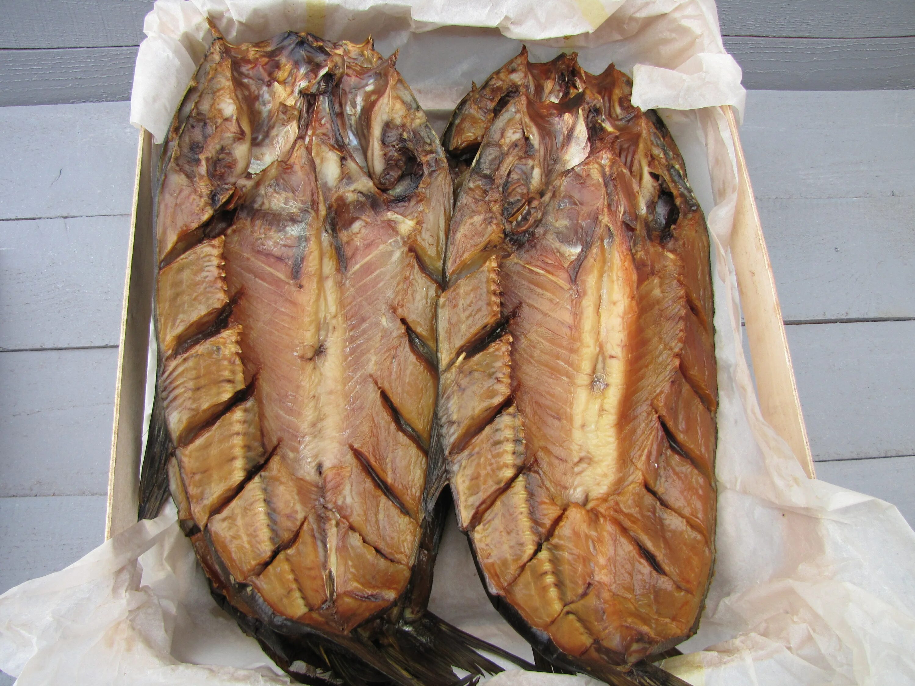 Рыба зубатка горячего копчения. Зубатка горячего копчения. Копчение зубатки. Зубатка копченая. Зубатка пестрая горячего копчения.