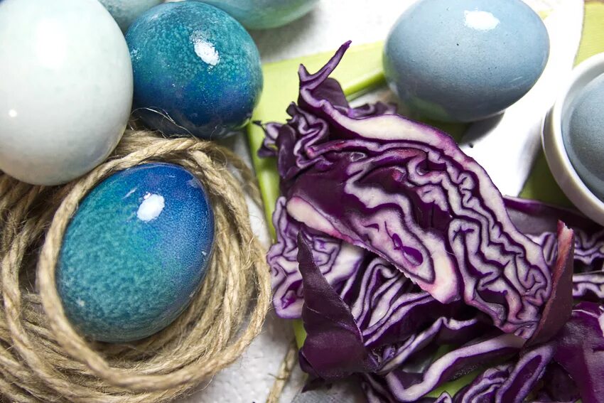 Окрашивание яиц натуральными красителями. Яйца в краснокочанной капусте. Красить яйца капустой краснокочанной. Яйца на Пасху в краснокочанной капусте. Яйца крашеные краснокочанной капустой.