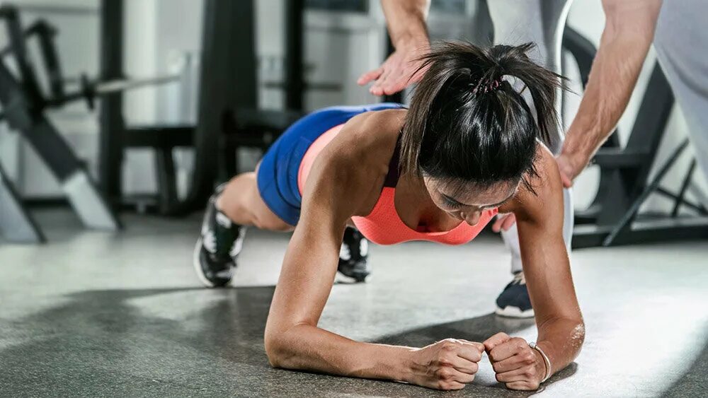 Спортсмен планку. Человек отжимается. Планка упражнение для мужчин. Спортсмен планку. Прыжки через перекладину.
