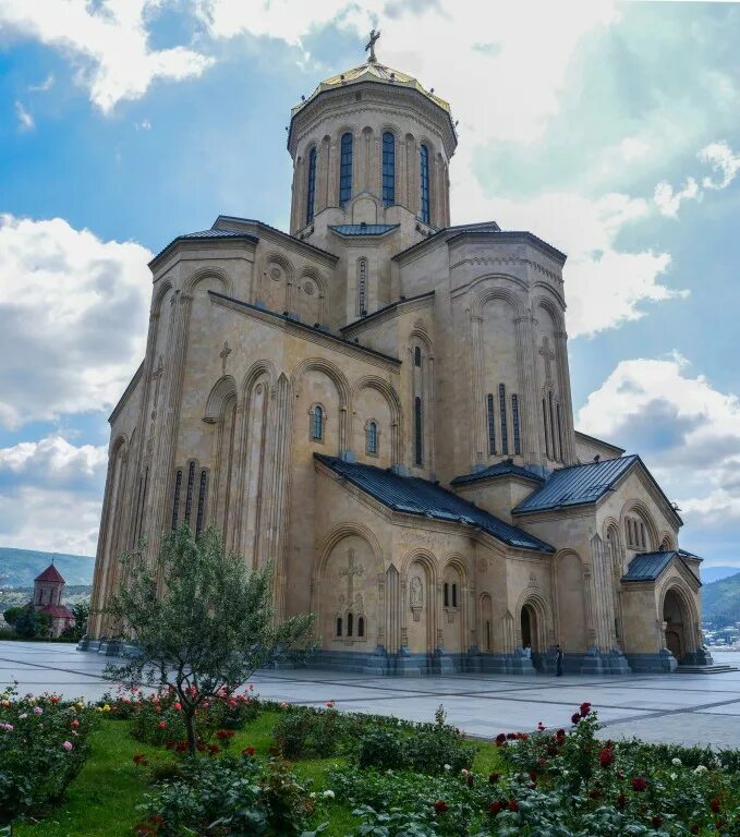 Троица тбилиси. Цминда Самеба Тбилиси. Церковь Самеба в Тбилиси.